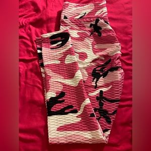 New, never worn Pink Camo ButtLifting Leggings, XL